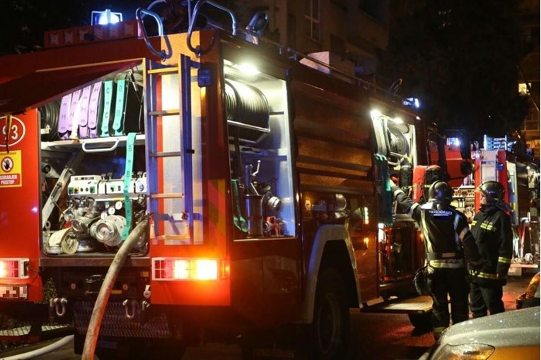 Zbog adventske svijeće izbio požar u stanu u Tribunju, izgorjela kuhinja
